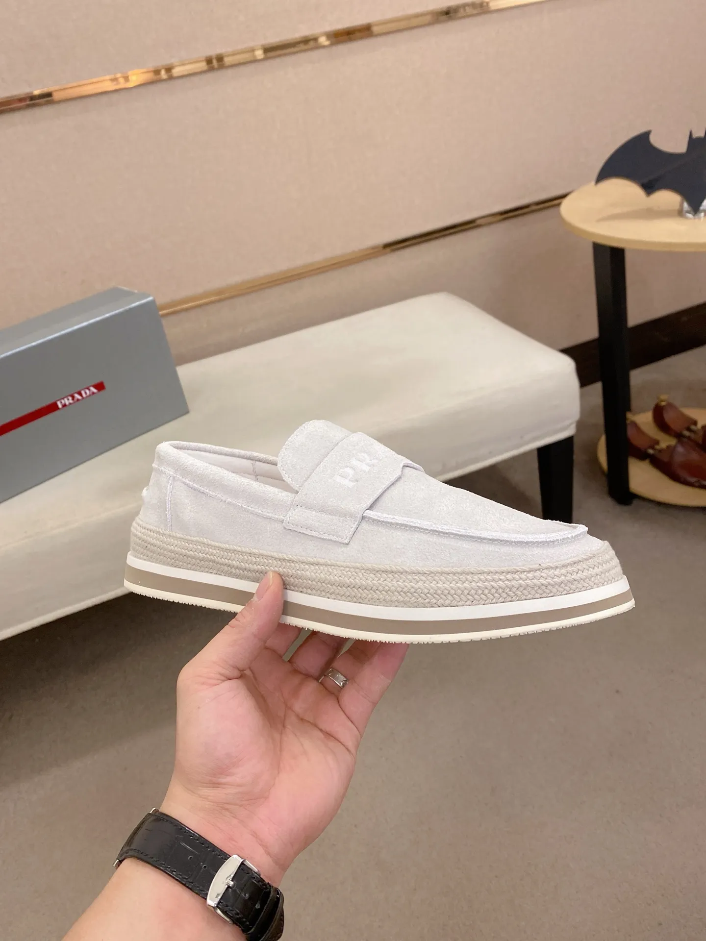 Men's shoes 💰 480💰 ✔️✔️✔️Top high version High-quality new PRADA (Prada) counters are launched at the same time. The new men's shoes and 😘fabrics are purely handmade in Niujing. Lining: Full cowhide lining. 👍🏿High-end☄️Open-molded non-slip rubber outsole, exquisite lines, simple and elegant, comfortable and high-end for leisure travel. Code number: 38-44. Can be customized45